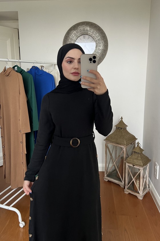 4421 - Yan Düğme Detaylı Tesettür Elbise Si̇yah-A17