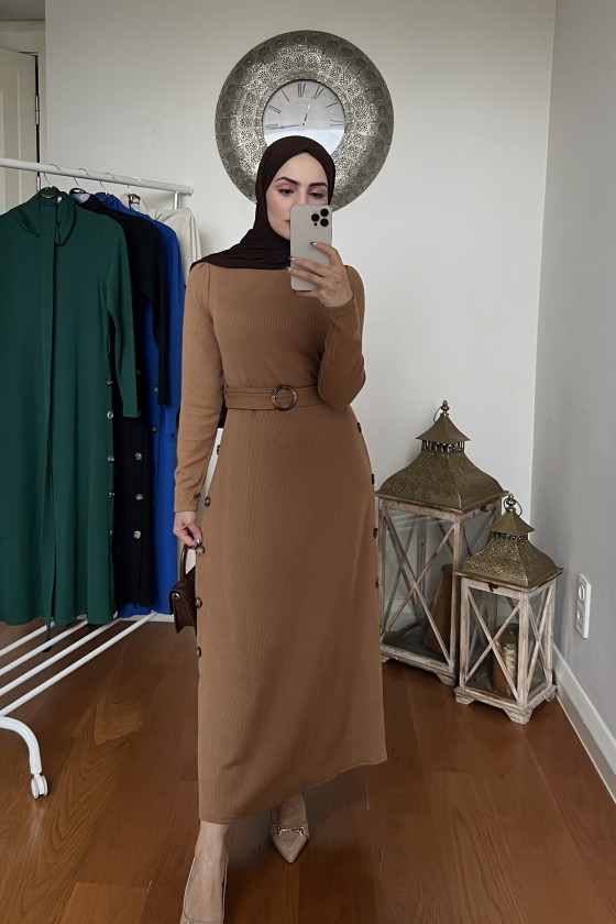4421 - Yan Düğme Detaylı Tesettür Elbise Taba-A17